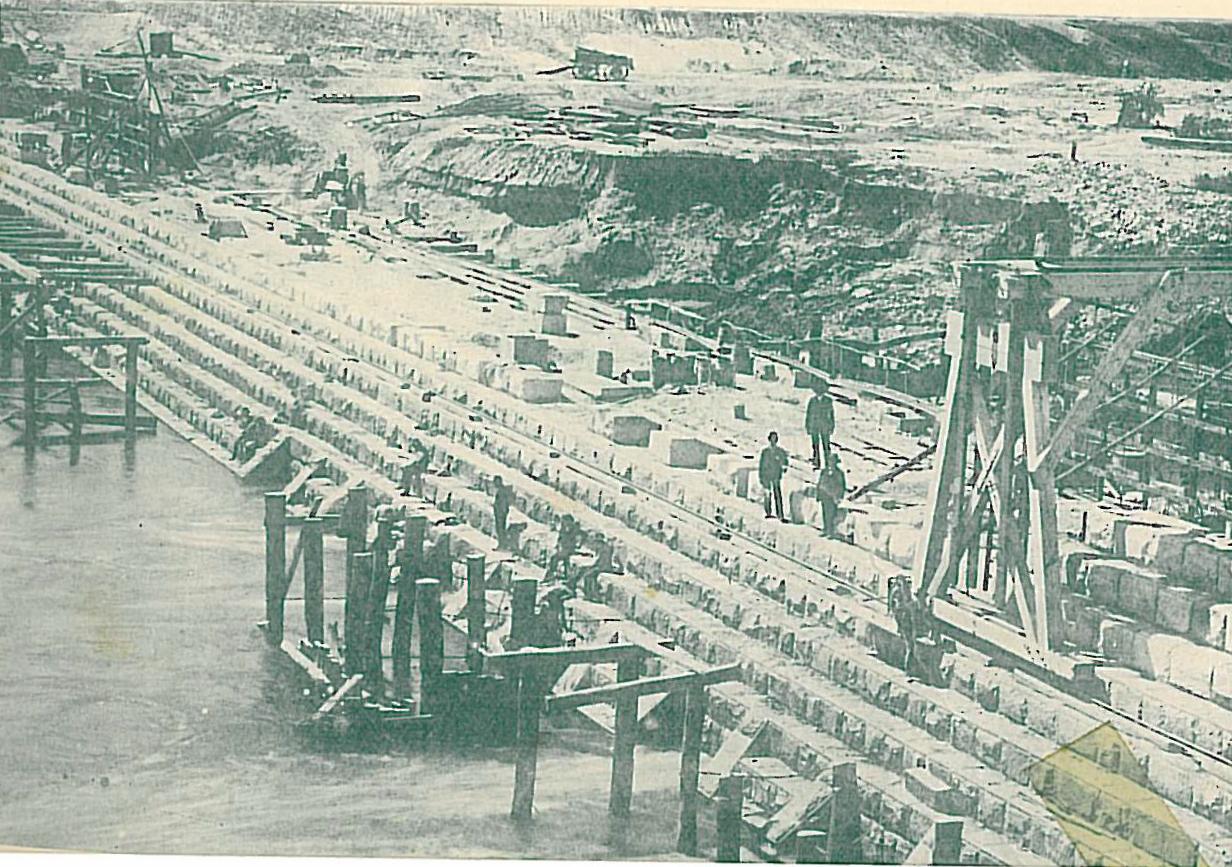 The weir under construction, November 1889.  (Source: http://commons.wikimedia.org/wiki/File:The_Goulburn_Weir,_Victoria..JPG) 