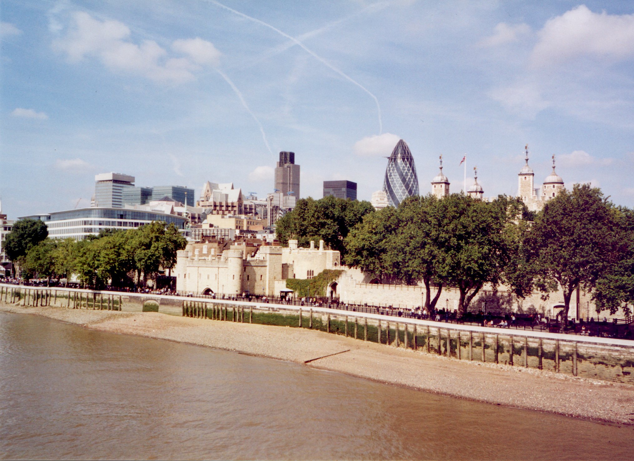 Tower of London backed by office buildings. Photo: Crux, Wikimedia Commons