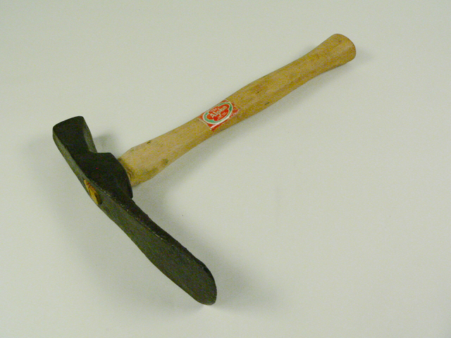 Trapper's hoe - a typical item of gear used for catching rabbits, about 1950. CSIRO Division of Wildlife and Ecology collection, National Museum of Australia.