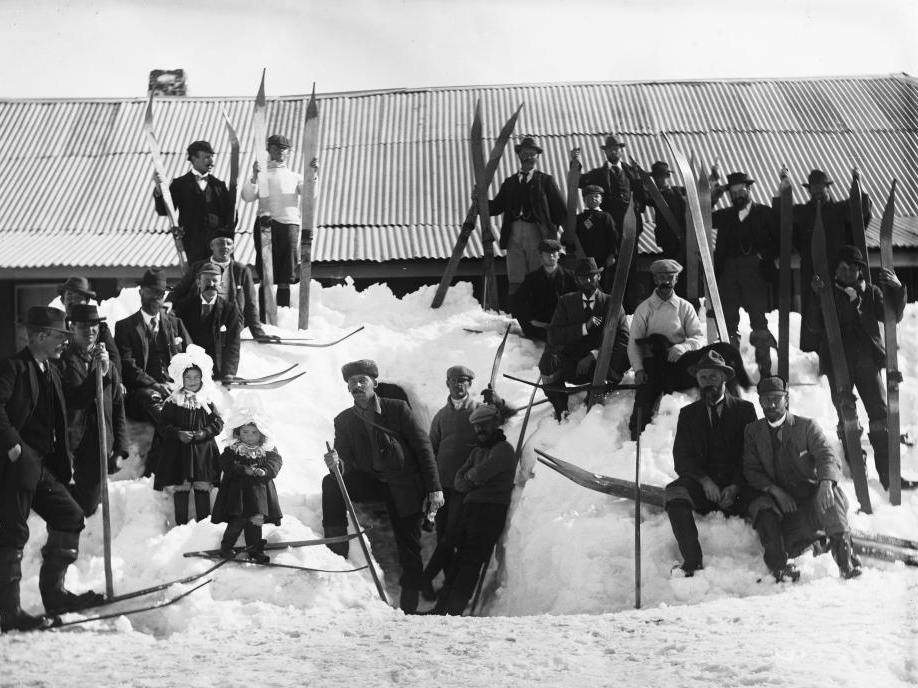 Kiandra Snowshoe Carnival in 1900. Alpine Club: Charles Kerry (NL 80/3227) http://www.kiandra.net/Kcarnival1900.html from Wikimedia Commons